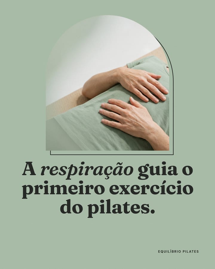 Post verde sálvia com a foto de mãos sobre a barriga recortada em arco e o título “A respiração guia o primeiro exercício do pilates.”