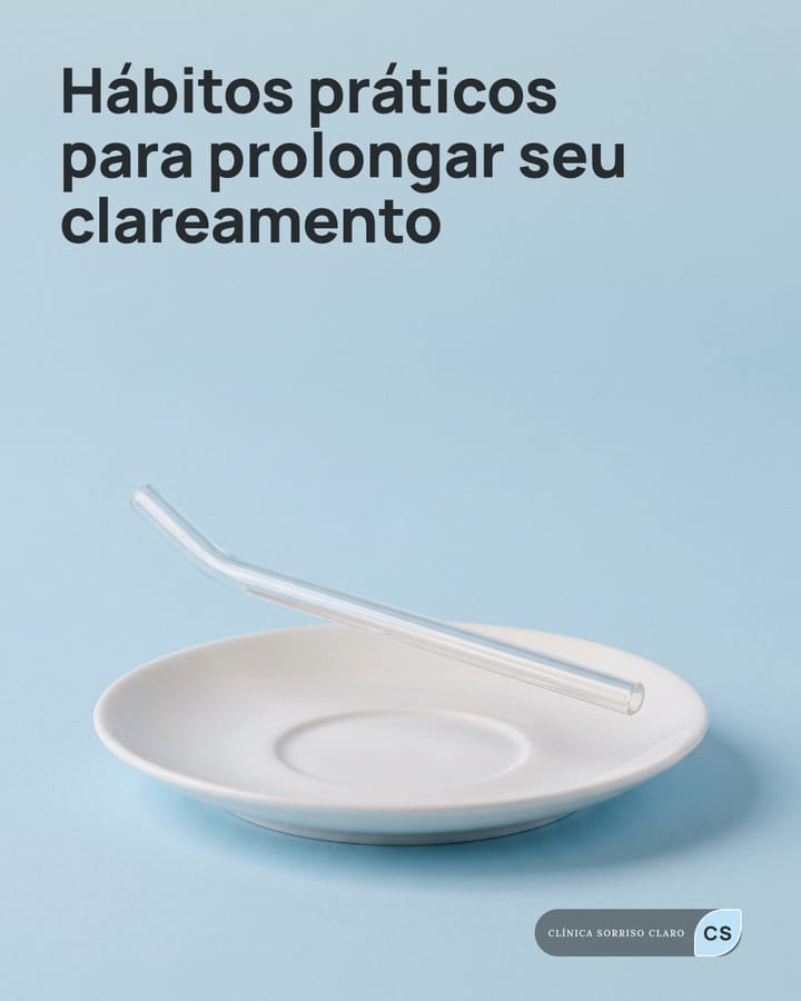 Pires branco e um canudo de vidro sobre fundo azul claro, com o título “Hábitos práticos para prolongar seu clareamento”.